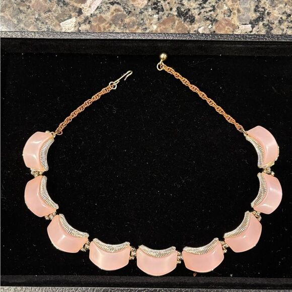 Elegant Pink Thermoset Vintage Necklace 1950’s - Picture 1 of 3